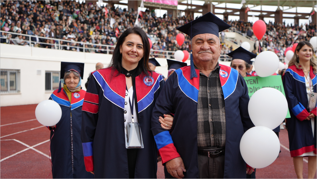 76 Yıl Sonra Hayalleri gerçek oldu!O Artık Üniversite Mezunu