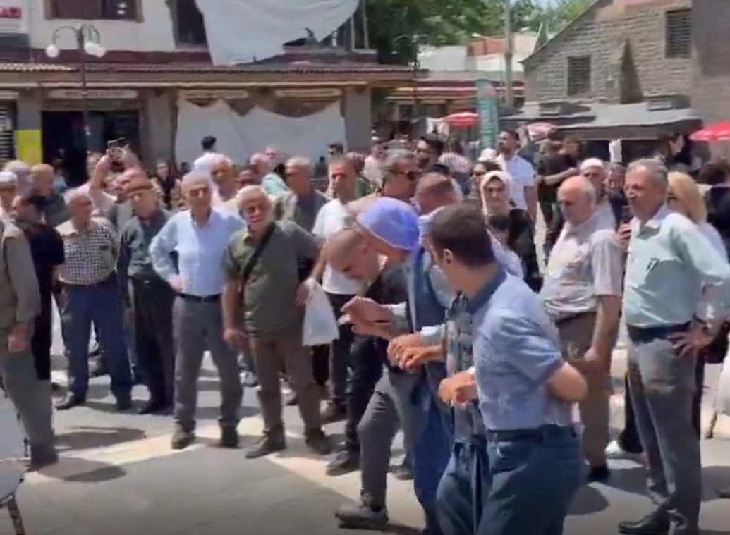 PKK Silah Bıraktı, Diyarbakır Halayda