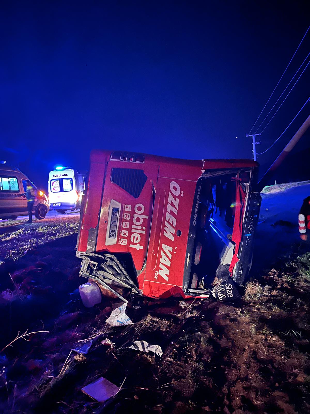 Van’da Yolcu Otobüsü Devrildi: 33 Yaralı
