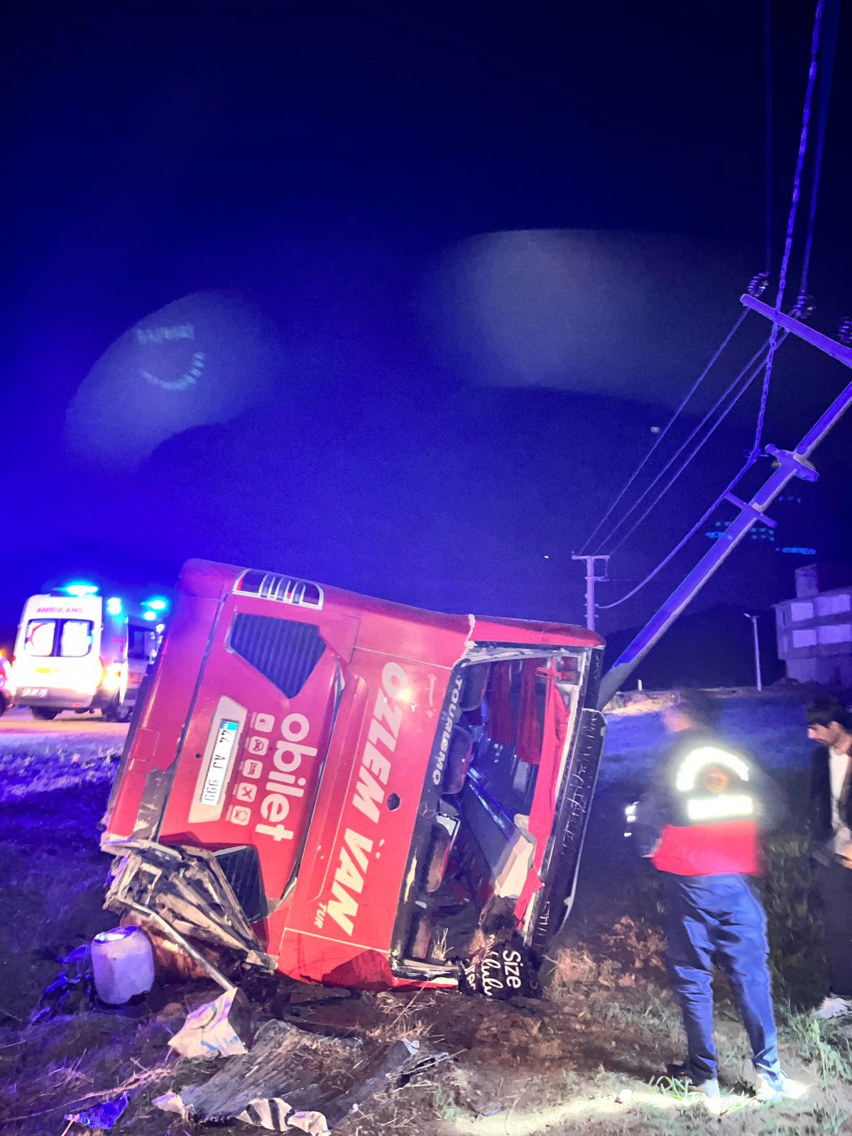 Van’da Yolcu Otobüsü Devrildi: 33 Yaralı