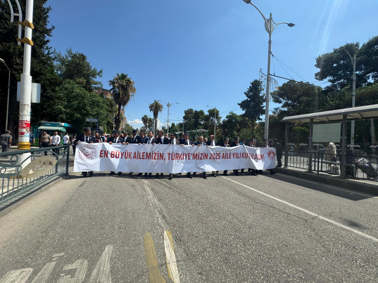 Urfa’da “En Büyük Ailemiz Türkiye’miz” Yürüyüşü Düzenlendi