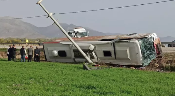 Van'da Yolcuları Taşıyan Otobüs Devrildi: 28 Yaralı