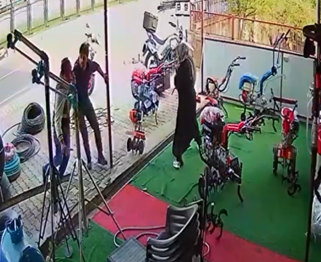 Kızını Taciz etti, Annesine Bıçakla Saldırdı!