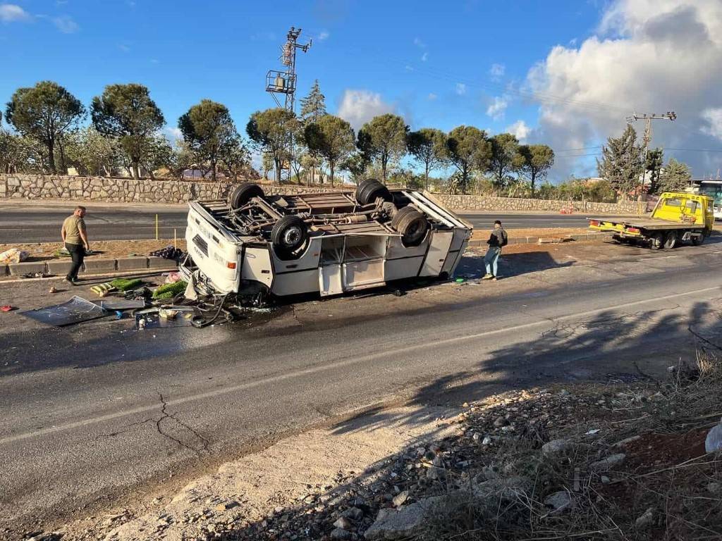 Tarım İşçilerini Taşıyan Servis Kaza Yaptı : 25 Yaralı !