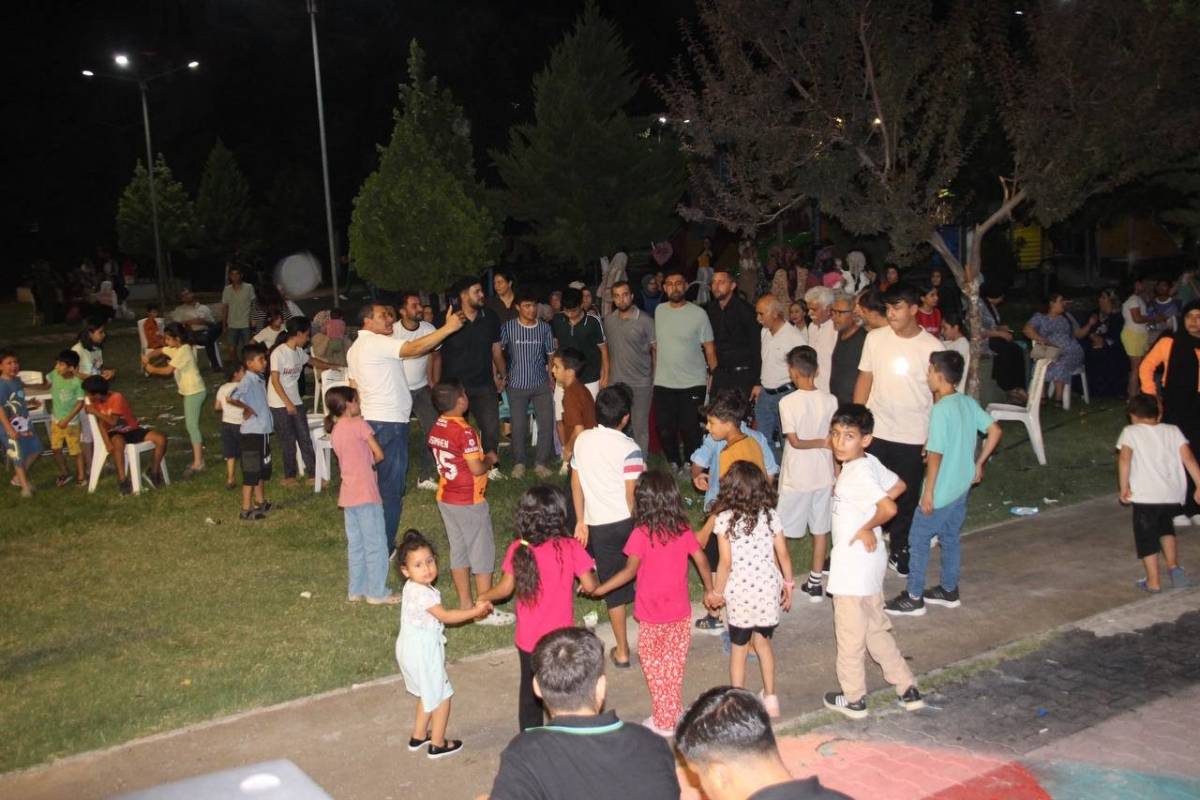 Urfa’da Muhtar Halkı Topladı, Parkta Şölen Yaptı