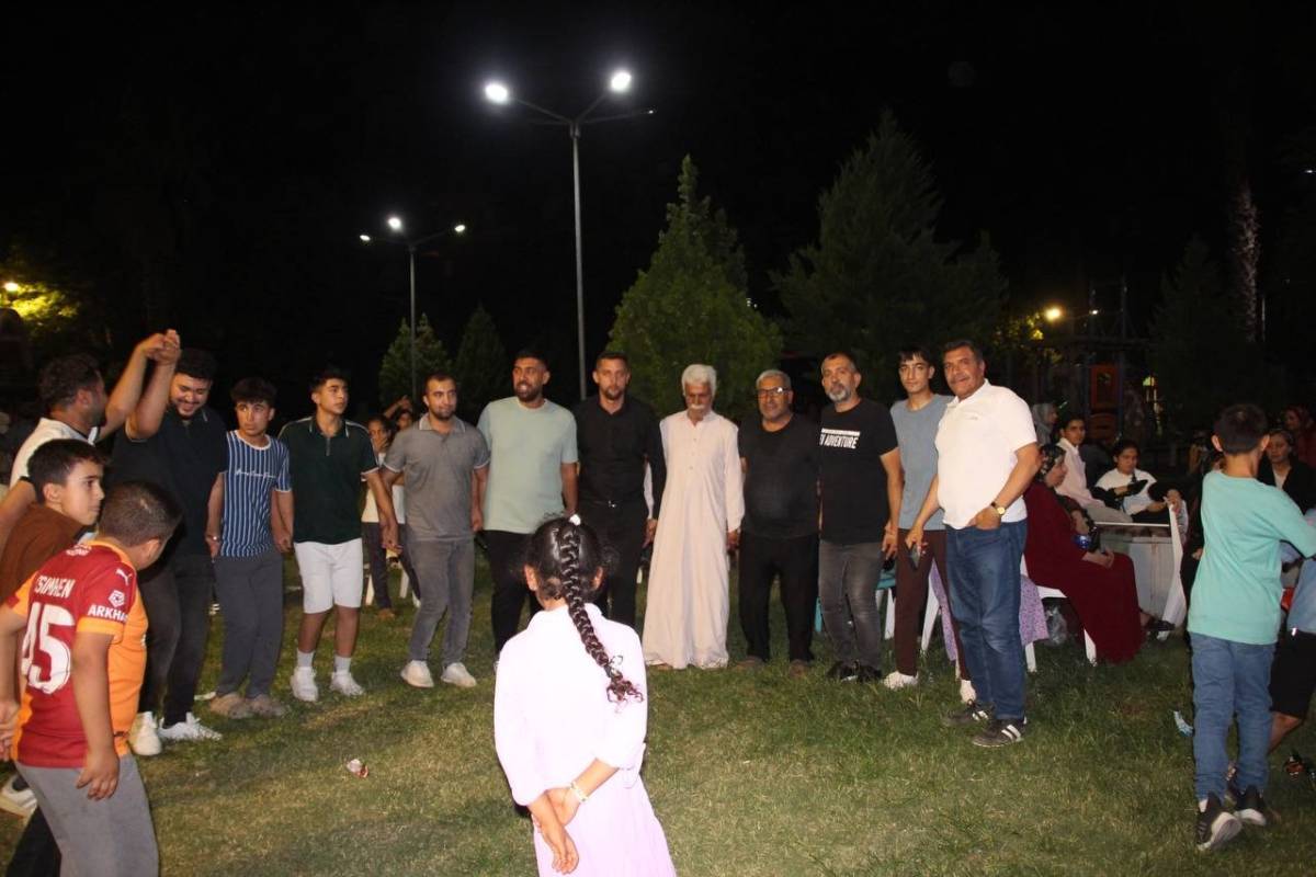 Urfa’da Muhtar Halkı Topladı, Parkta Şölen Yaptı