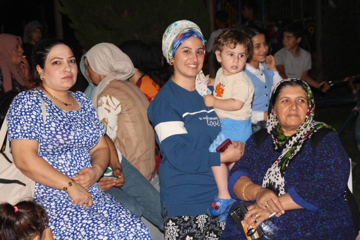 Urfa’da Muhtar Halkı Topladı, Parkta Şölen Yaptı