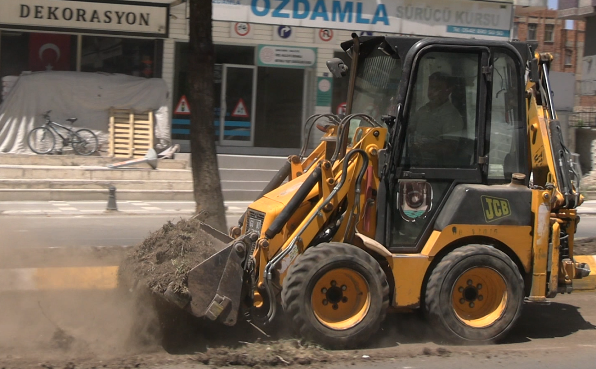24 Metre Yolundaki Refüjler Yenileniyor