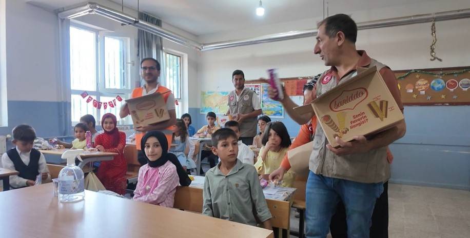 Karne Sevincine Tat Kattılar : Siverek’te Öğrencilere  İkram