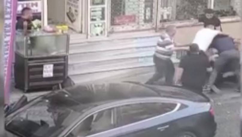 Yaşlı Adamı Sopayla Dövdüler !