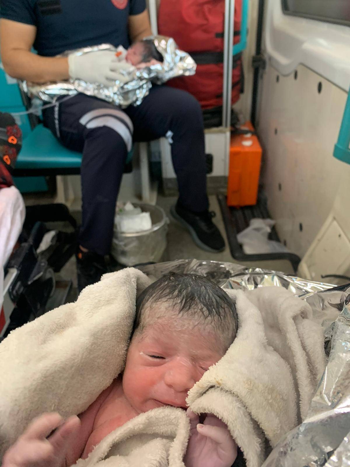 Şanlıurfa’da Ambulansta İkiz Doğum
