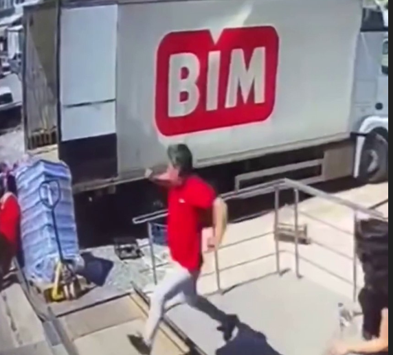 BİM'de Dehşet: Çalışan Kamyonla Yük Arasında Sıkıştı !