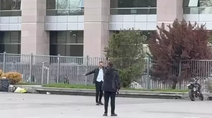 Çağlayan Adliyesi Önünde Şahıs Kendini Vurdu
