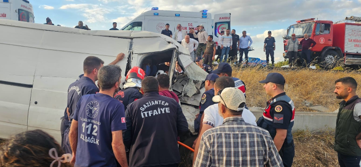 Kamyonet Şarampole Yuvarlandı: 2 Kişi Ağır Yaralandı