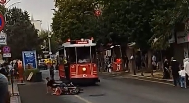 Şanlıurfa’da Tramvay Önüne Çıkan Gençleri Vatman Kurtardı
