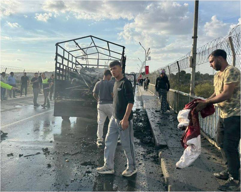 Şanlıurfa'da Seyir Halindeki Kamyonet Alev Topuna Döndü!