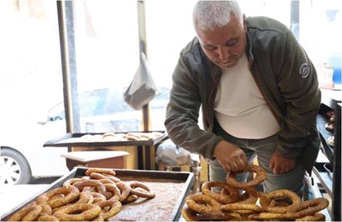 20 Yıllık Simit Satıcısı KPSS’yi Kazandı, Hayaline Kavuştu