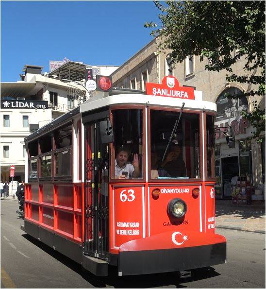 Şanlıurfa’da Tramvay Tartışması: Sevinen De Var, Şikayet Eden De