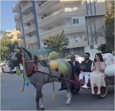 Urfa’da At Arabalı Çeyiz Konvoyu Renkli Görüntüler Oluşturdu