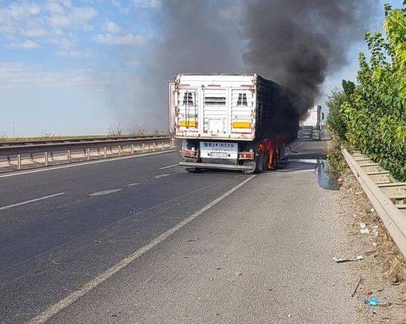 Şanlıurfa'da Seyir Halindeki Bir Araç Alevlere Teslim Oldu