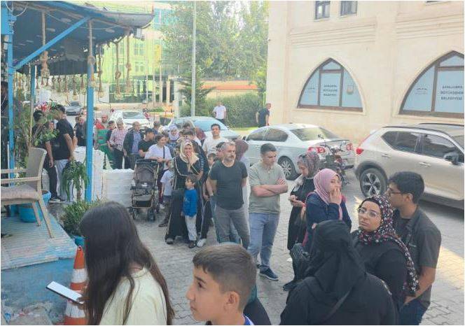 Şanlıurfa'da Vatandaşlar Kuyruk Sırasına Girdi