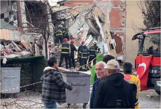 Gebze'de 5 Katlı Bina Çöktü! Enkaz Altında Kalanlar Var
