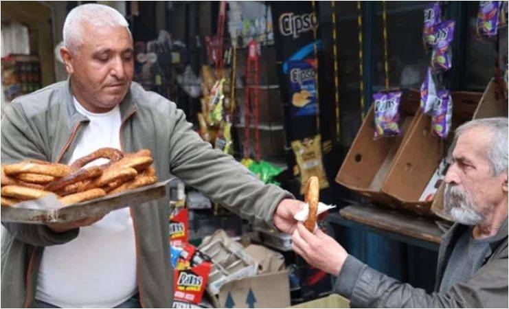 20 Yıllık Simit Satıcısı KPSS’yi Kazandı, Hayaline Kavuştu