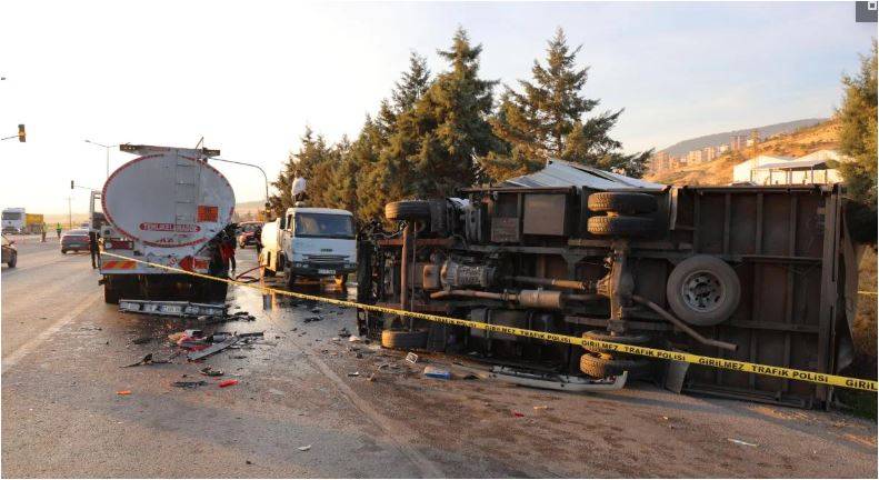 Kamyonet Yakıt Tankerine Çarptı: 1 Ölü