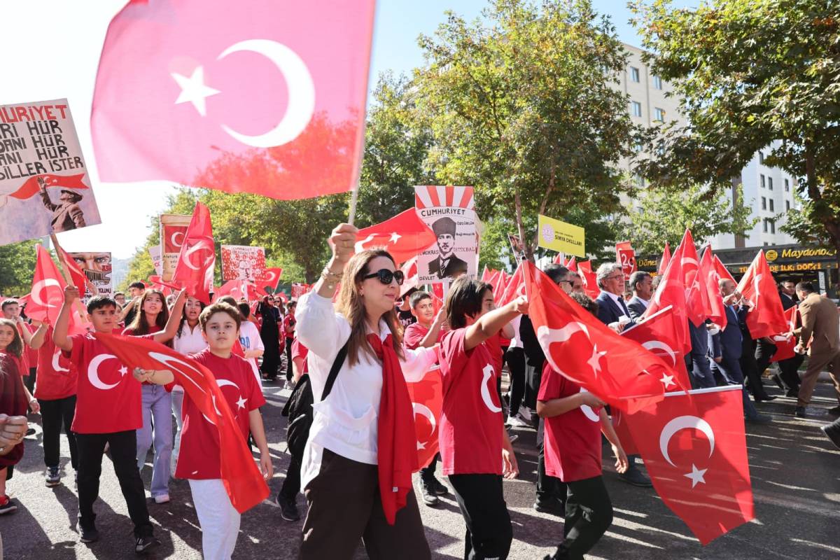 Karaköprü’de Cumhuriyet Coşkusu Sokaklara Taştı