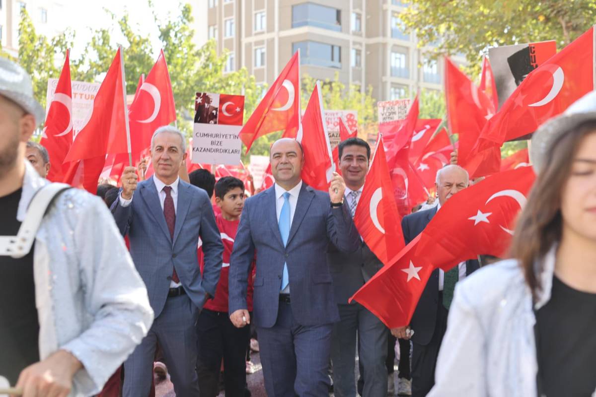 Karaköprü’de Cumhuriyet Coşkusu Sokaklara Taştı