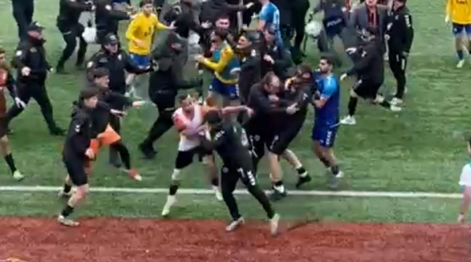 Futbol Sahası Ringe Döndü.. Tam 24 Kırmızı Kart!