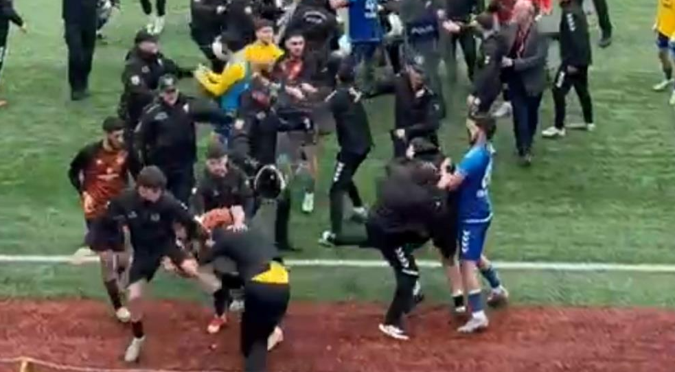 Futbol Sahası Ringe Döndü.. Tam 24 Kırmızı Kart!