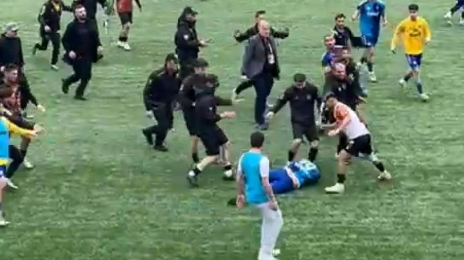 Futbol Sahası Ringe Döndü.. Tam 24 Kırmızı Kart!