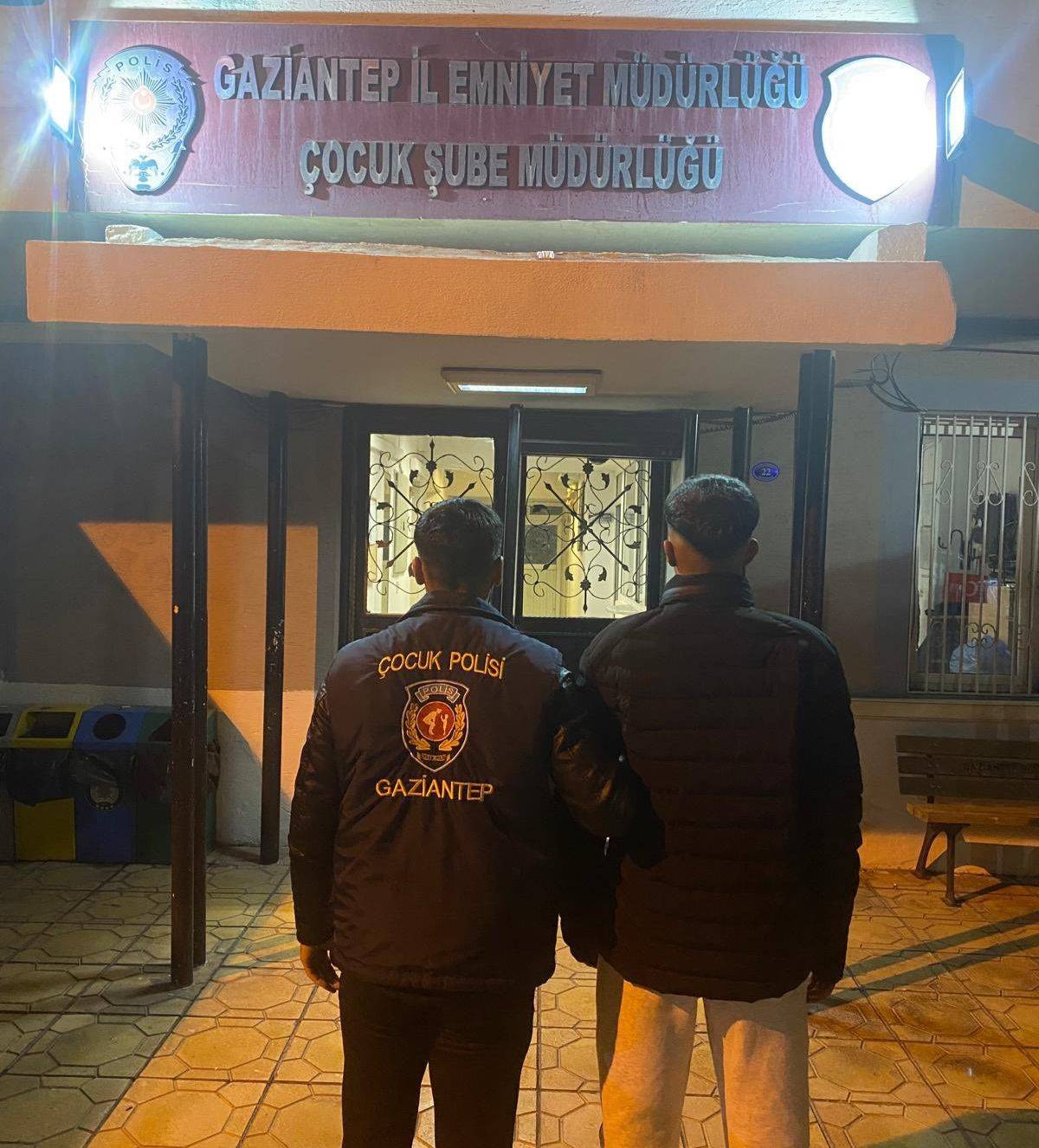 Şok Görüntüler: 3 Şahıs Pompalı Tüfekle Adeta Dehşet Saçtı!