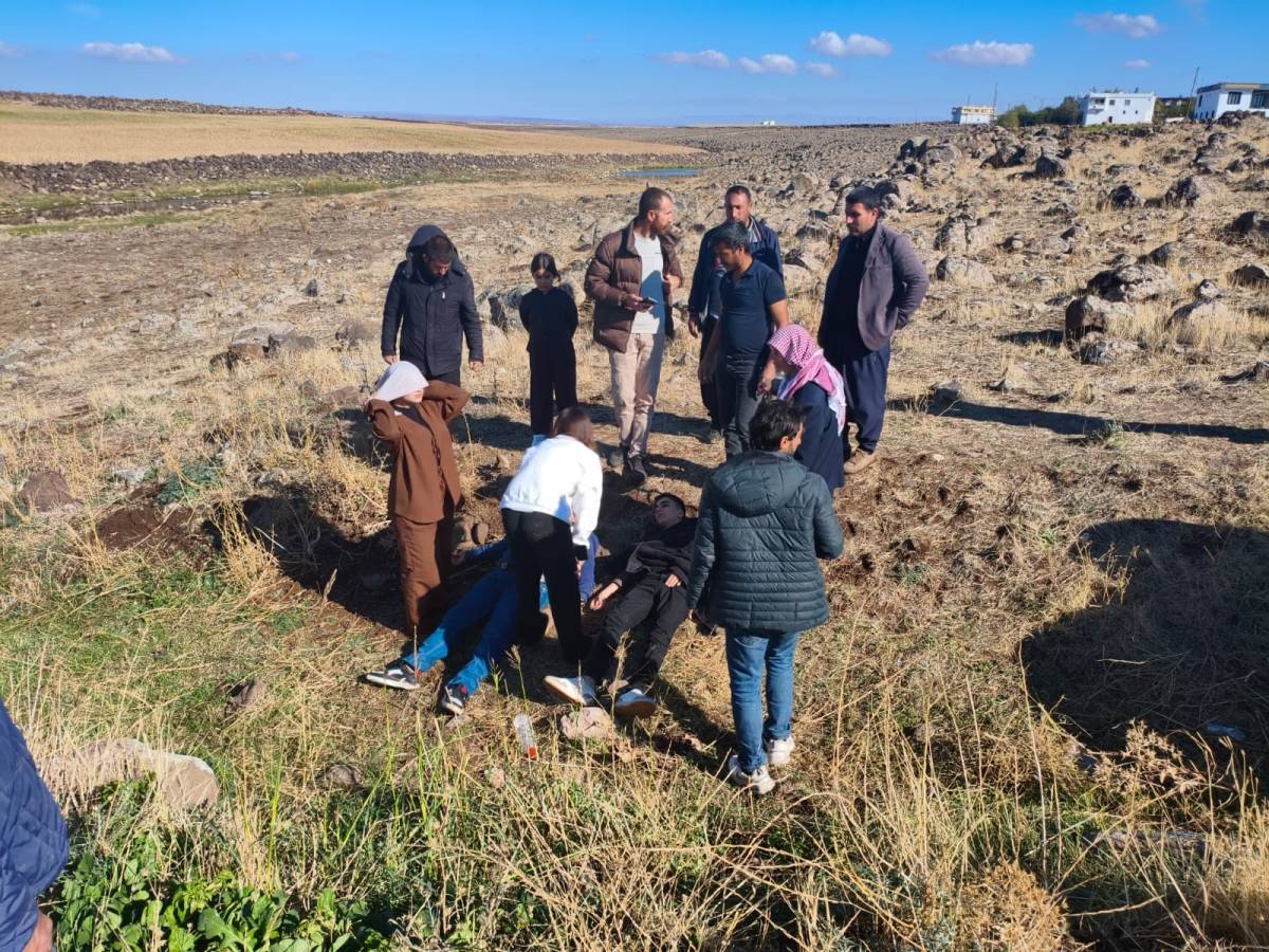 Şanlıurfa'da Otomobil Şarampole Yuvarlandı, 4 Ağır Yaralı