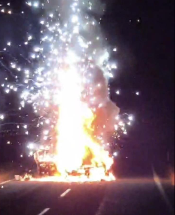 Şanlıurfa'da Alevlenen Otomobil Bomba Gibi Patladı!
