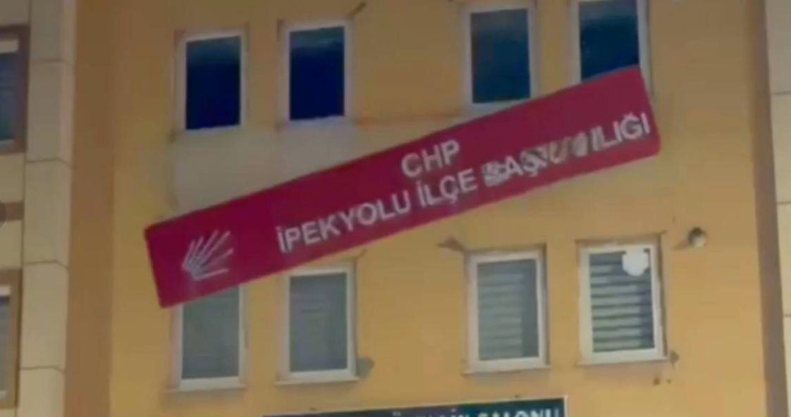 Son Dakika... CHP Binasına Saldırdılar Ortalık Fena Karıştı!