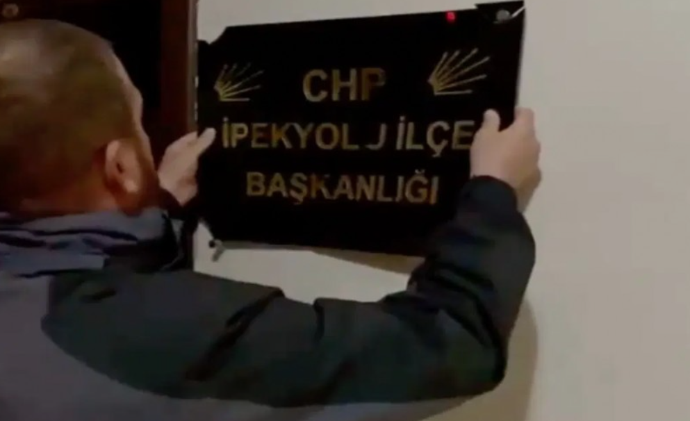 Son Dakika... CHP Binasına Saldırdılar Ortalık Fena Karıştı!