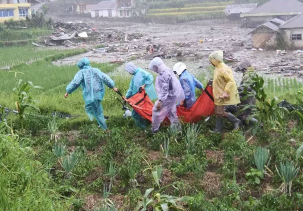 Endonezya’da Kıtlık Gibi Felaket: Sel 49 Canı Yuttu