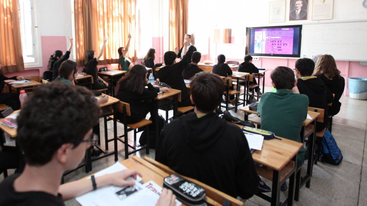 Skandal! 'Nutuk' Kitaplarını Çöpe Atan Lise