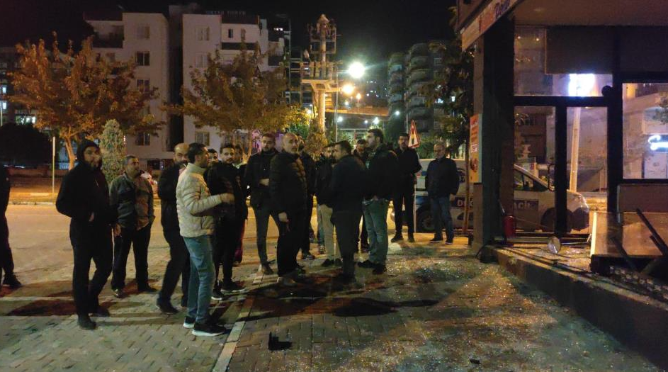 Şanlıurfa'da Bir Otomobil, Yeni Açılan Dönerciye Daldı!