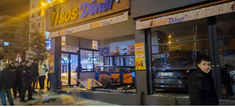 Şanlıurfa'da Bir Otomobil, Yeni Açılan Dönerciye Daldı!