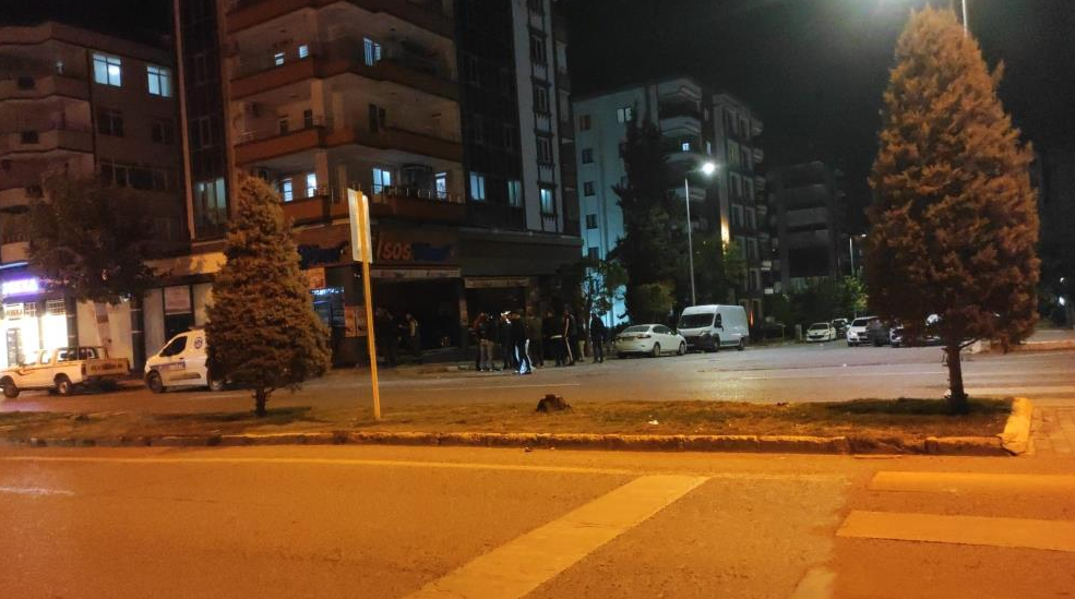 Şanlıurfa'da Bir Otomobil, Yeni Açılan Dönerciye Daldı!