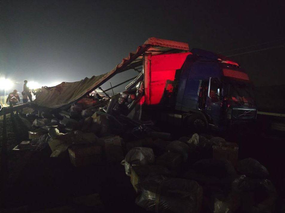 Şanlıurfa'da Büyük Facia: Tır Devrildi Trafik Kapandı!