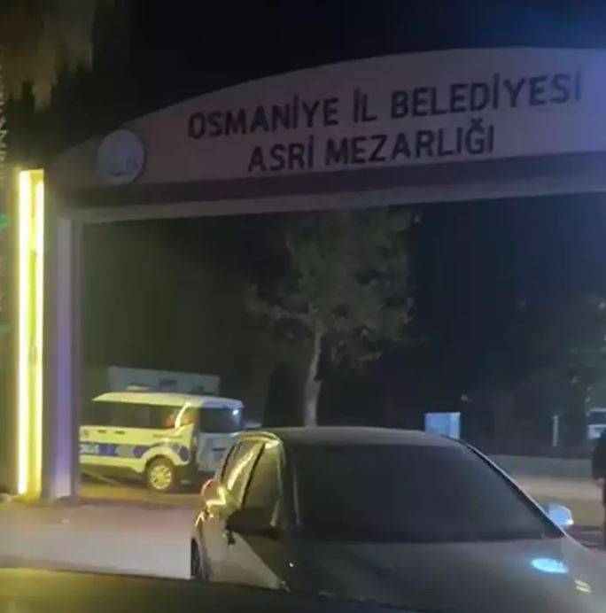 Mezarlıkta Dehşet! 2 Genç İsimleri Yazılı Bıçakla Öldürüldü1