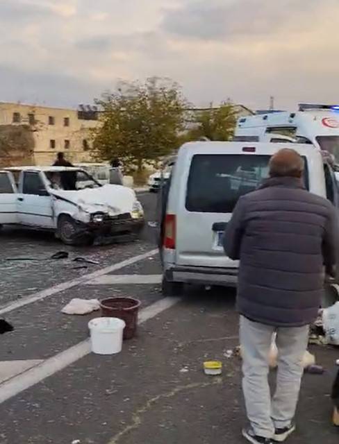Şanlıurfa'da iki araç çarpıştı: 11 kişi yaralandı
