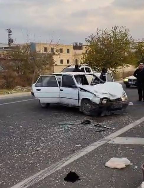 Şanlıurfa'da iki araç çarpıştı: 11 kişi yaralandı