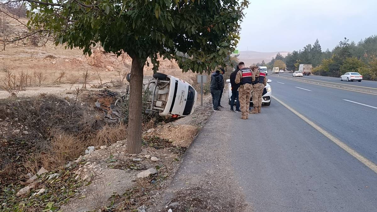 Şanlıurfa’da Araç Devrildi: Baba Ve Oğlu Yaralandı