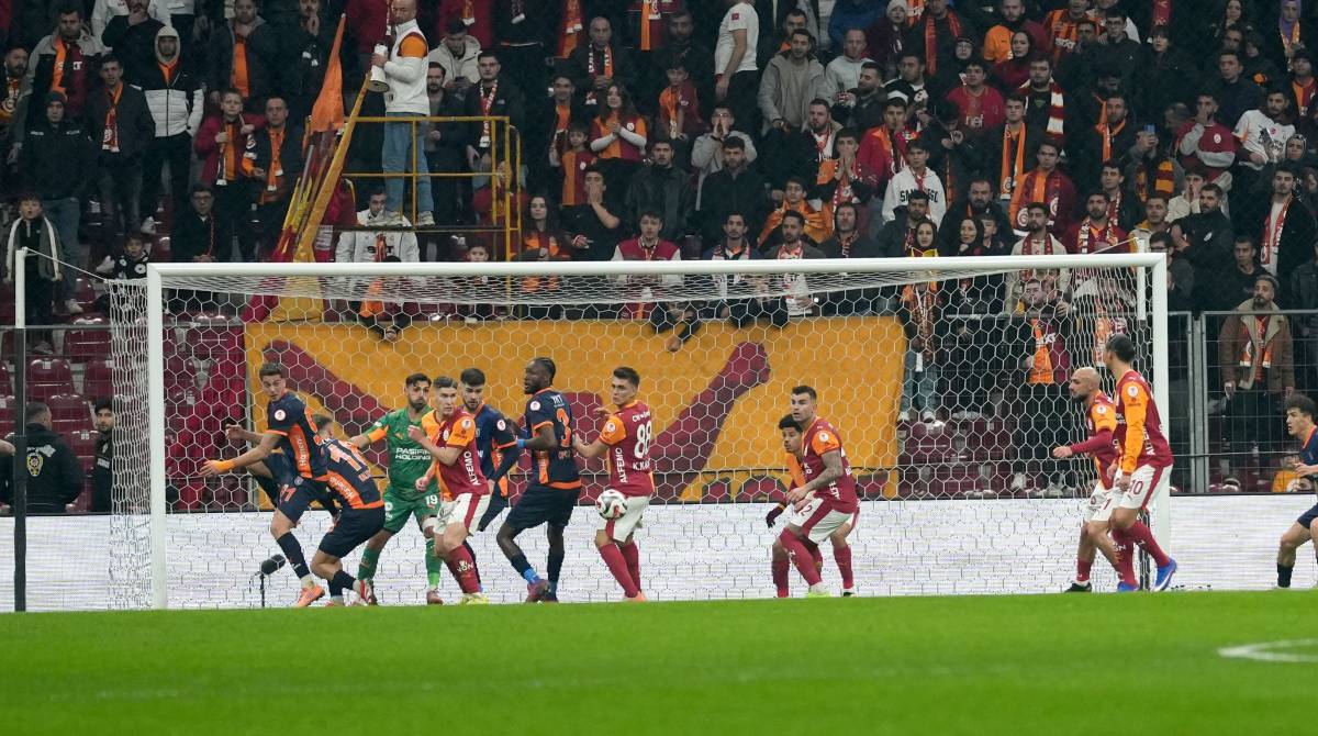 Galatasaray, Başakşehir Karşısında İlk Yarıyı Önde Bitirdi