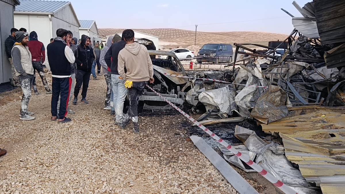 Şanlıurfa'da Şantiye Yangını: 4 Araç Alev Topuna Döndü!